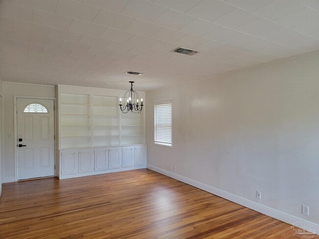 Building Photo - 1506 E Cervantes St