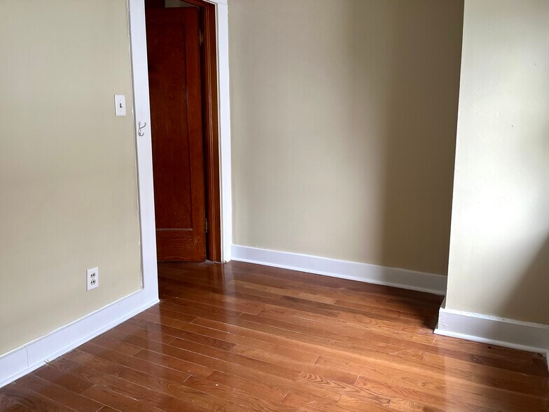 Building Photo - 223 E Mountain Rd