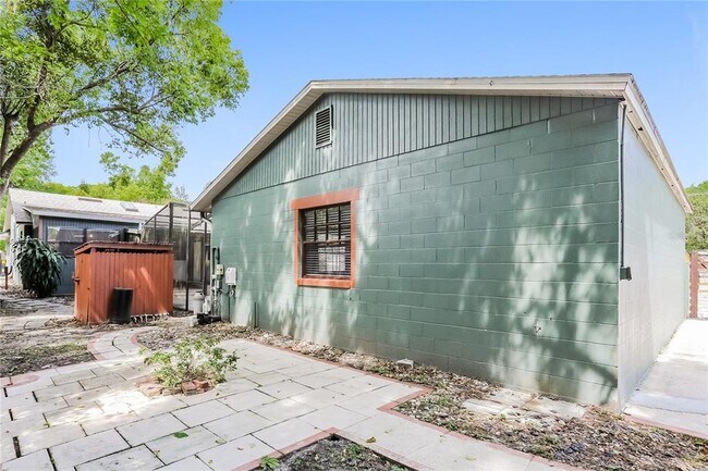 Building Photo - 231 Lago Vista St