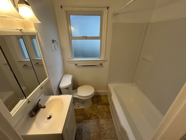 Building Photo - Great Location! 3 bed/ 1BA W/ Garage in Tacoma! 50% Off Rent during your second month!