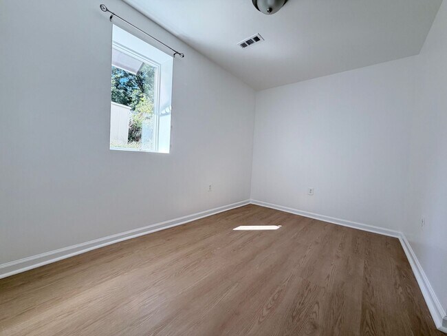 Building Photo - Spacious & Updated Pasadena Townhome for Rent