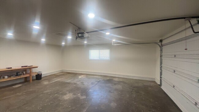 Building Photo - 535 Oak Terrace