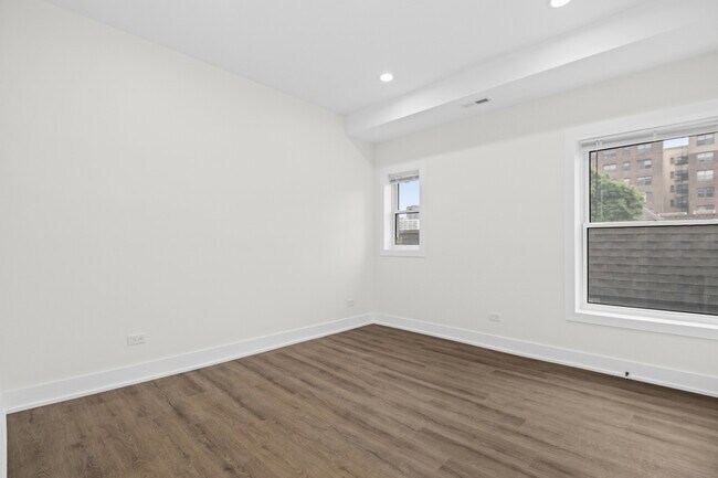 Building Photo - 4338 N Clarendon Ave