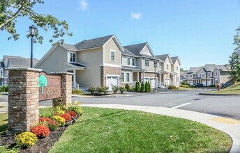 Building Photo - 3 bed 2.5 bath home available