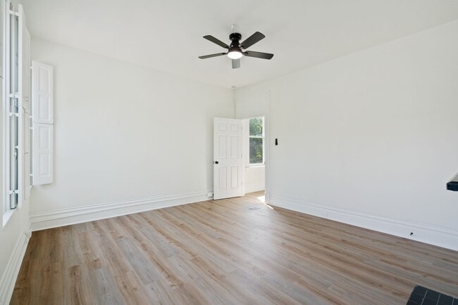 Building Photo - 3 bed 2 bath - fresh updates, central air,...
