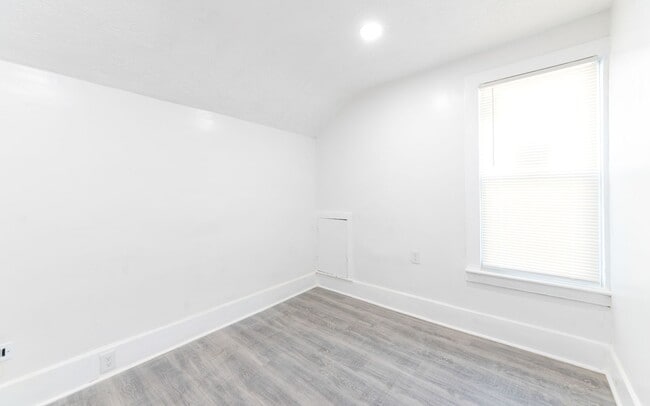 Building Photo - Charming 2-Bedroom Property in Prime Location