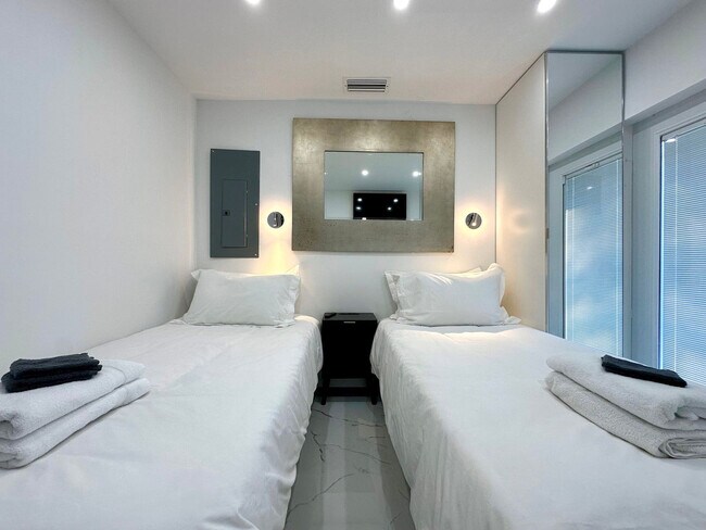 Building Photo - 5700 Saddlebrook Way