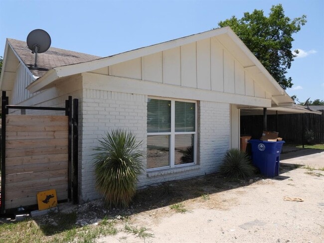 Building Photo - 1621 Rutland Dr