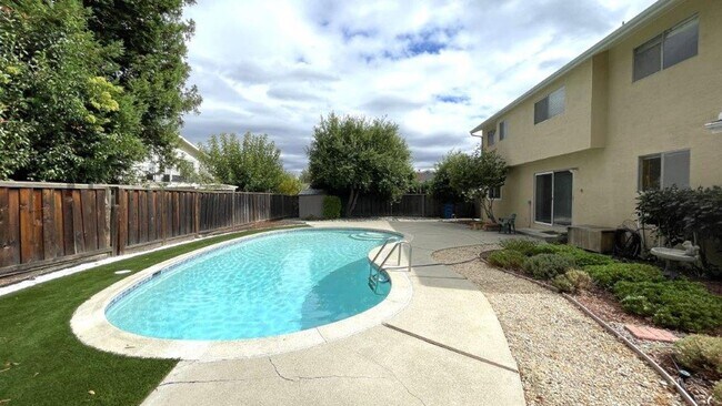 Building Photo - Nice 4 bedroom 2 bathroom home with sparkling pool. 1937 sq ft on Pleasant Hill Border