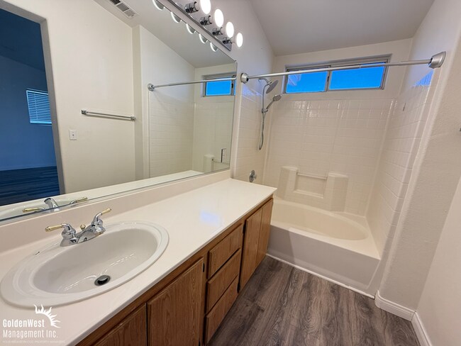 Building Photo - Beautifully Maintained 2Bdm 2Ba Two-story ...