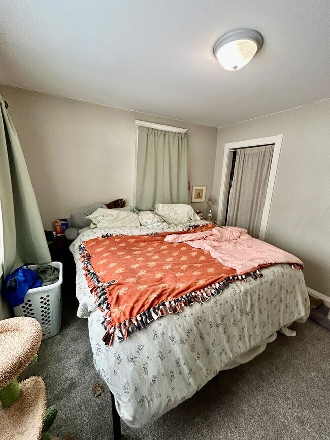 Building Photo - AVAILABLE JUNE - 2 BED 1 BATH