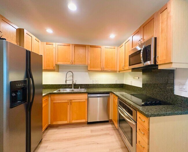 Building Photo - Welcome to this spacious studio in the hea...