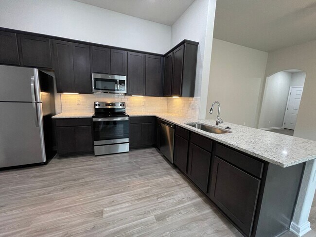 Building Photo - Luxury 3/2 duplex in NBTX