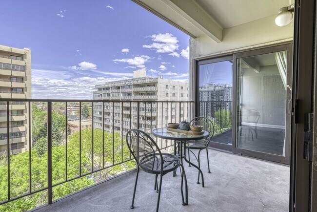 Building Photo - Luxurious 2 Bed, 2 Bath Condo with Stunning Views in Governor's Park!