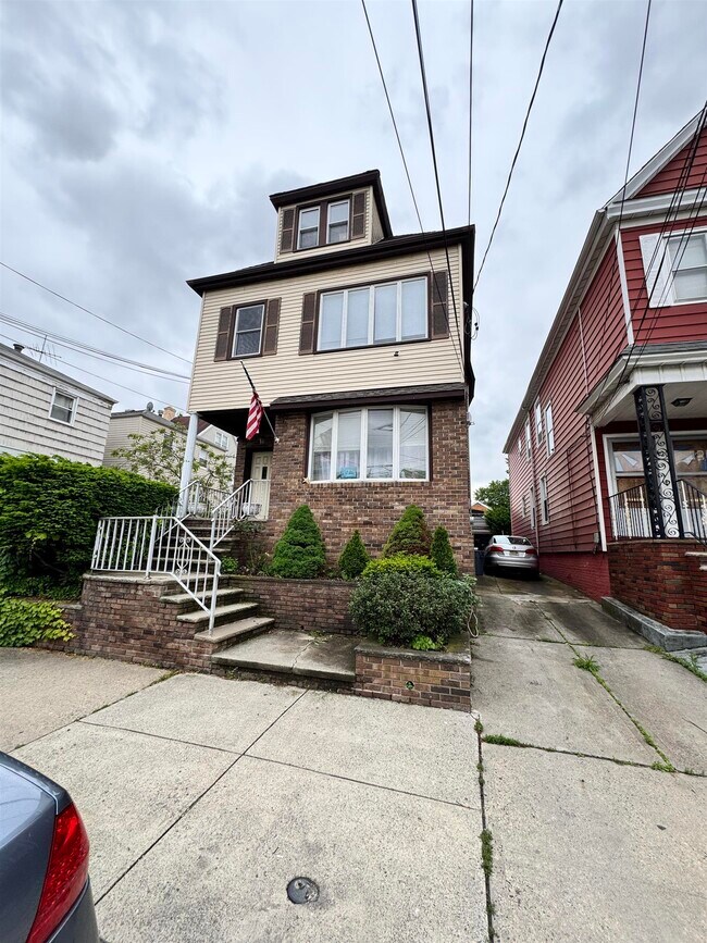 Primary Photo - 118 W 11th St