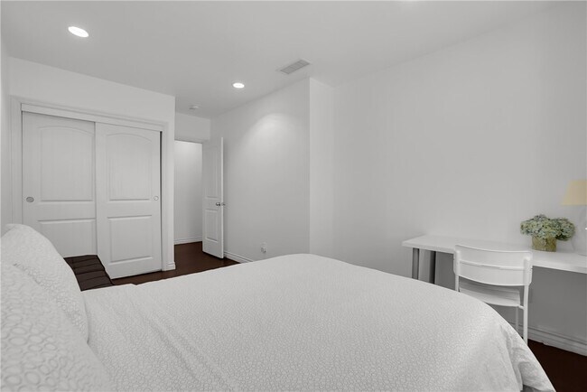 Building Photo - 2718 W Grand Ave