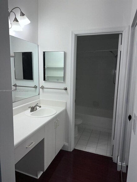 Building Photo - 991 Sevilla Cir