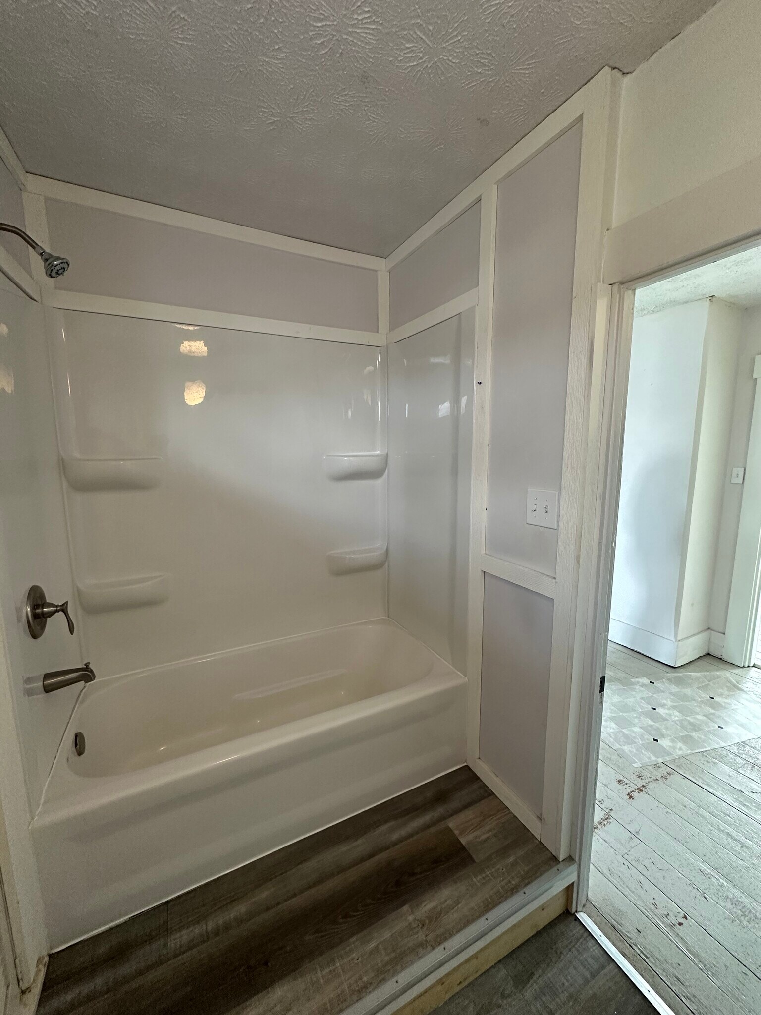 Building Photo - 414 W 7th St