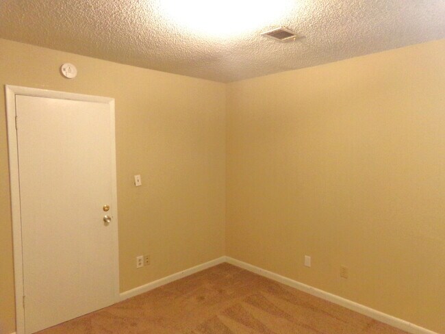 Building Photo - North Pensacola 2BR Duplex with Private Pa...