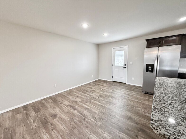 Building Photo - 633 S Southgate Dr