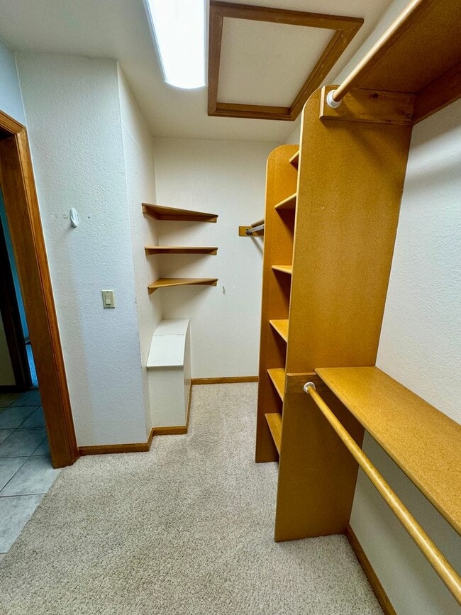 Building Photo - Well Maintained 3 bedroom end unit Townhom...