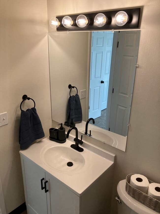 Building Photo - RENT PROMOTION - 2nd Month of Rent Free!