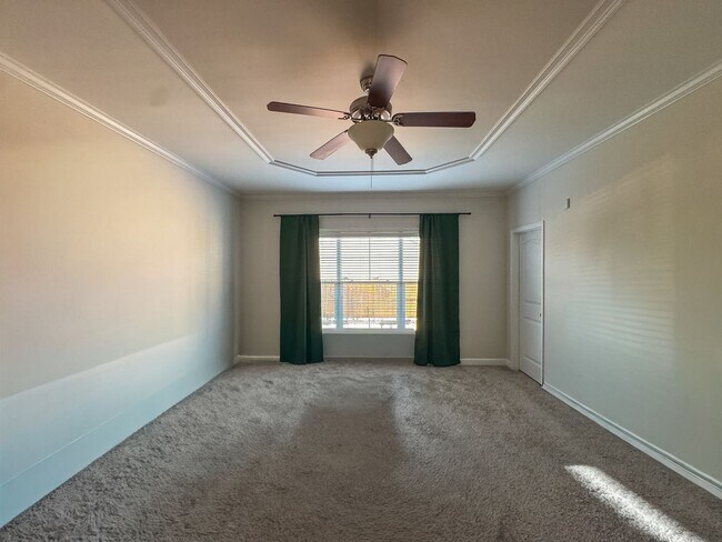 Building Photo - Well-Maintained 4 Bed 2.5 Bath Home with a Pool