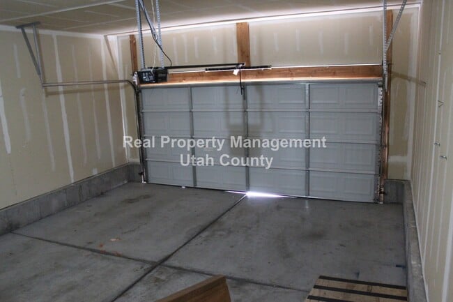 Building Photo - New Lower Price! Updated home in Saratoga Springs