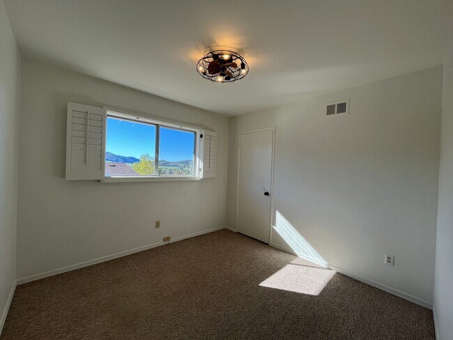 Building Photo - MOUNTAIN VIEWS!! Newbury Park 4+2.5 w/family rm, 2 fireplaces, cul-de-sac!
