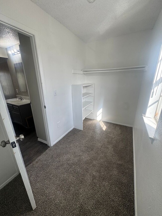 Building Photo - 2417 E 55th Pl