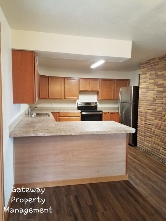 Building Photo - 3 Bedroom in town with a view!