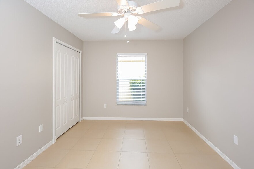 Building Photo - 402 Sangria Dr