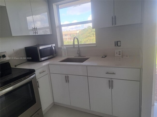 Building Photo - 8225 Sunrise Lakes Blvd