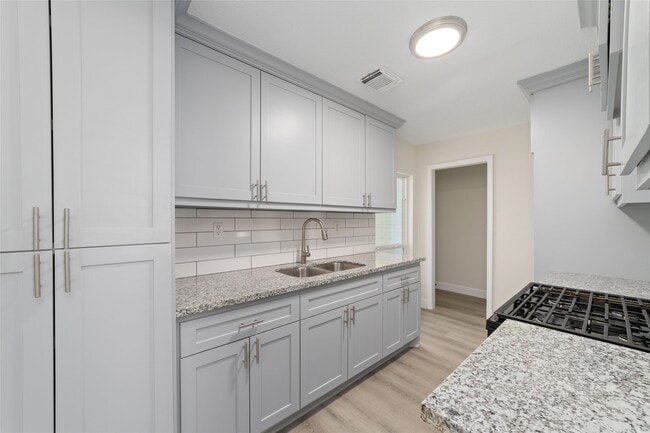 Building Photo - 714 E 43rd St