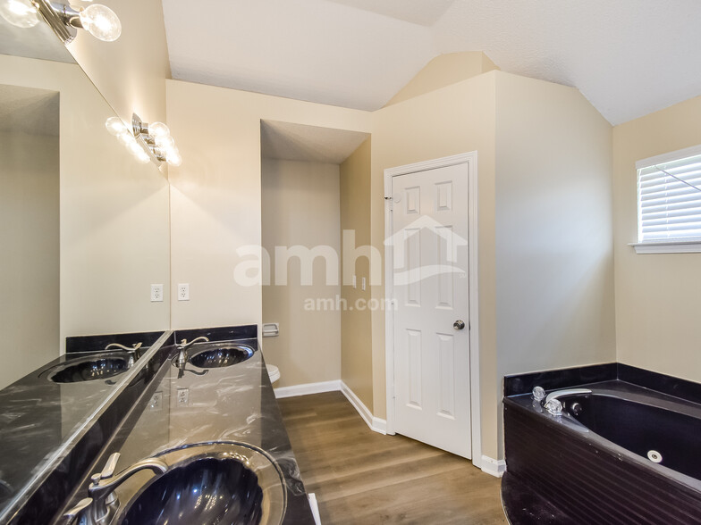 Building Photo - 4851 Phipps Dr