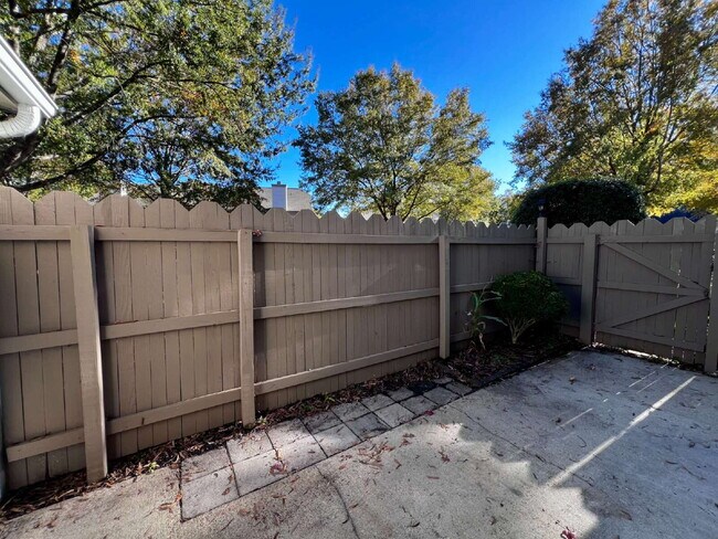 Building Photo - Beautiful 2-Bedroom End Unit Townhome in Ocean Lakes!