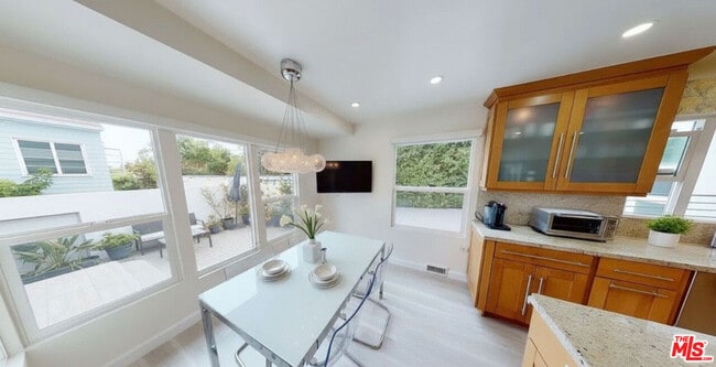 Building Photo - 10331 La Grange Ave