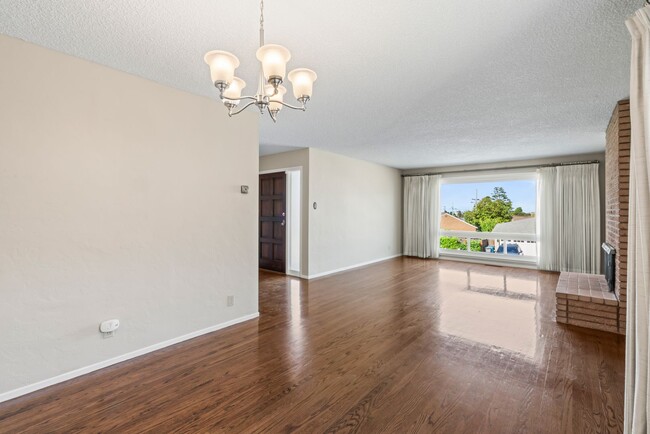 Building Photo - Single-Family Home Located in Peaceful Nei...