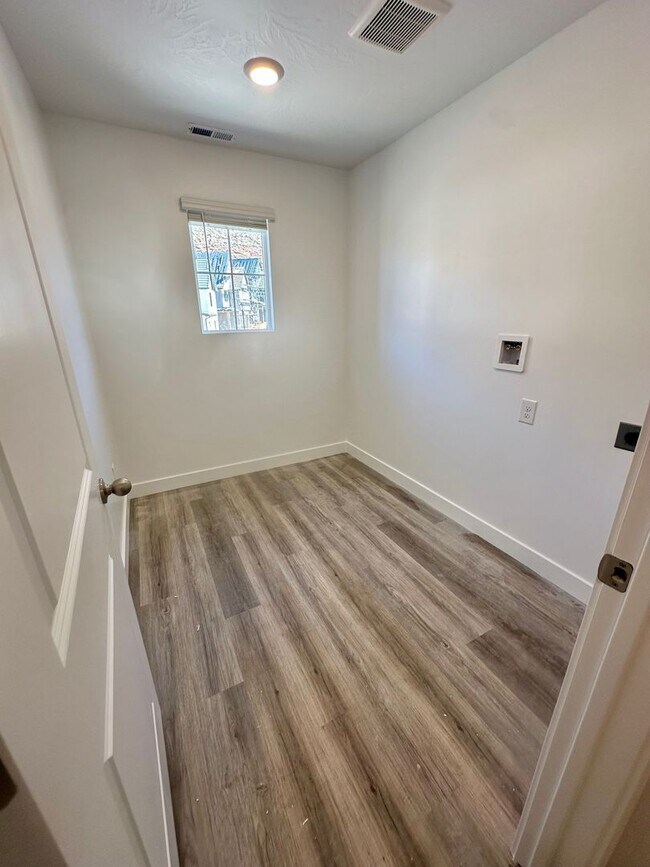 Building Photo - BRAND NEW Long Valley Home