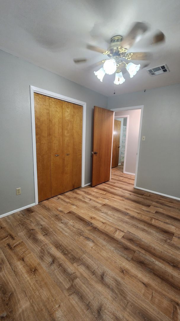 Building Photo - Refurbished - 3 bdrm 1 bath