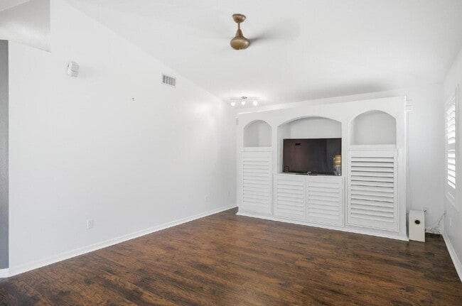 Building Photo - "Charming 3-Bedroom Home with 2 Full Baths and 2032 Sq Ft of Comfort in Palm Coast!"