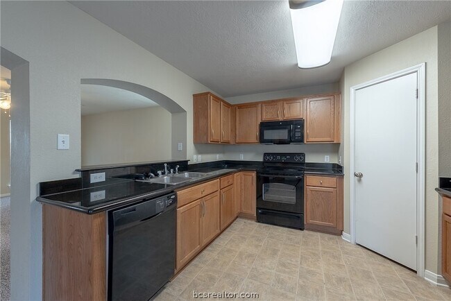 Building Photo - 2909 McLaren Dr