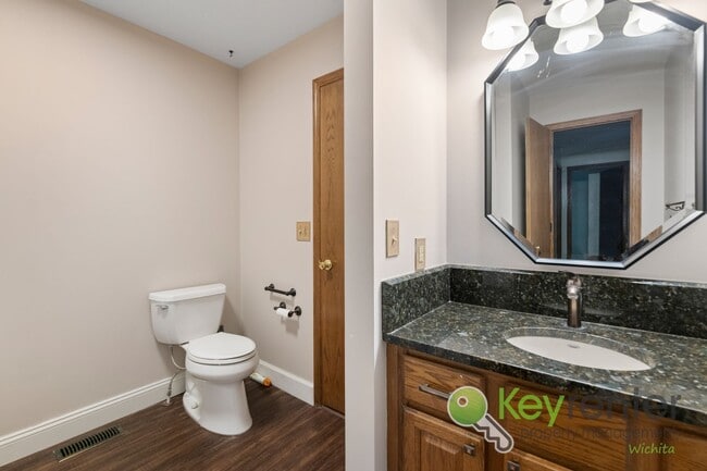 Building Photo - Beautiful 4 bed/3 bath with golf course vi...