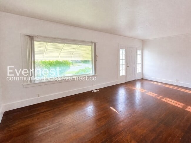 Building Photo - Charming Home with Fenced Yard & Hookups / 3 Beds & 1 Bath / Voucher Accepted / Pets Not Allowed ...