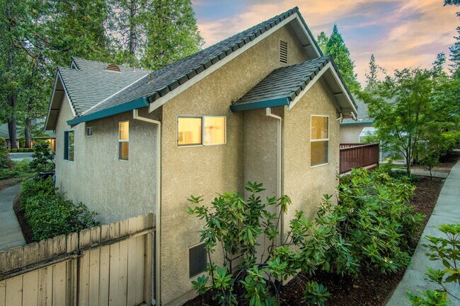 Building Photo - Spacious 3 Bedroom 2 Bathroom Home in Conv...