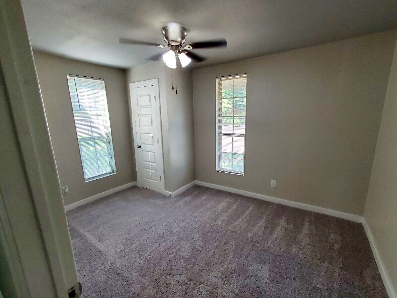 Building Photo - 1623 E Waco Ave