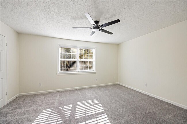 Building Photo - Updated 3 Bedroom Townhome