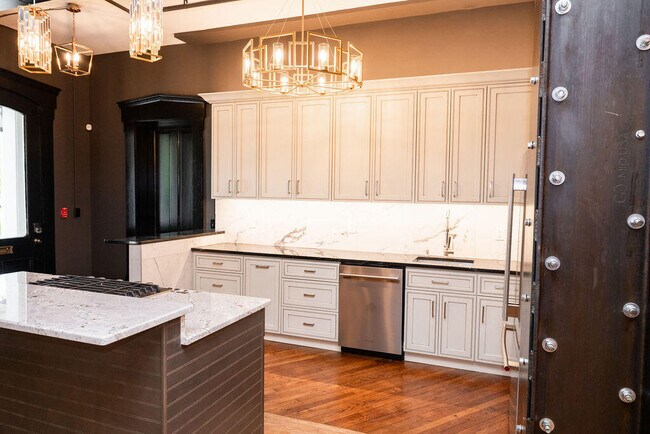 Building Photo - 275 S Limestone