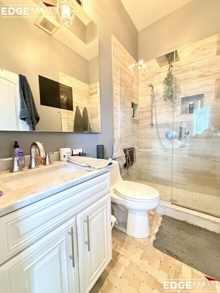 Building Photo - 622 E 3rd St