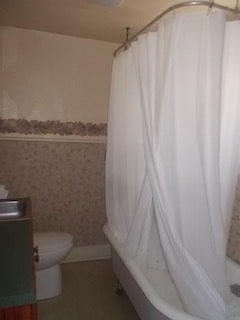 Bathroom suspended shower curtain - 922 E Main St